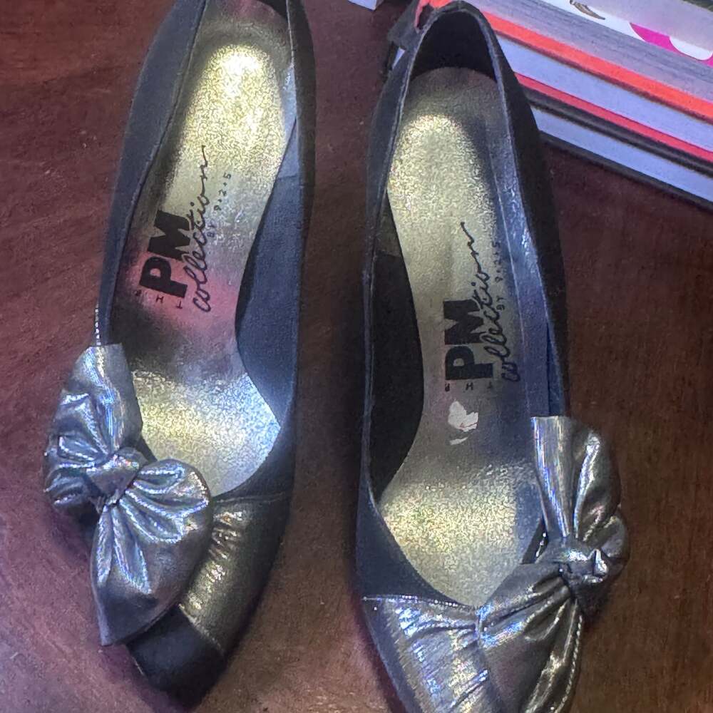 Vintage PM Collection by 9-2-5 Pewter Metallic Bow Peep-Toe Stiletto Pumps Sz 7M